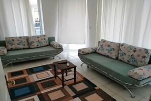 Villa | Área de sala de estar | Televisión LCD y chimenea 