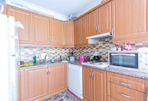 Villa | Eget kjøkken | Kjøleskap, mikrobølgeovn, kokeplater og oppvaskmaskin