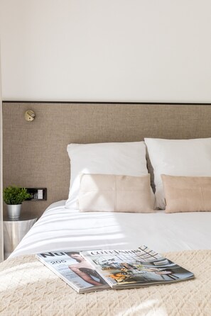 Desk, iron/ironing board, Internet, bed sheets