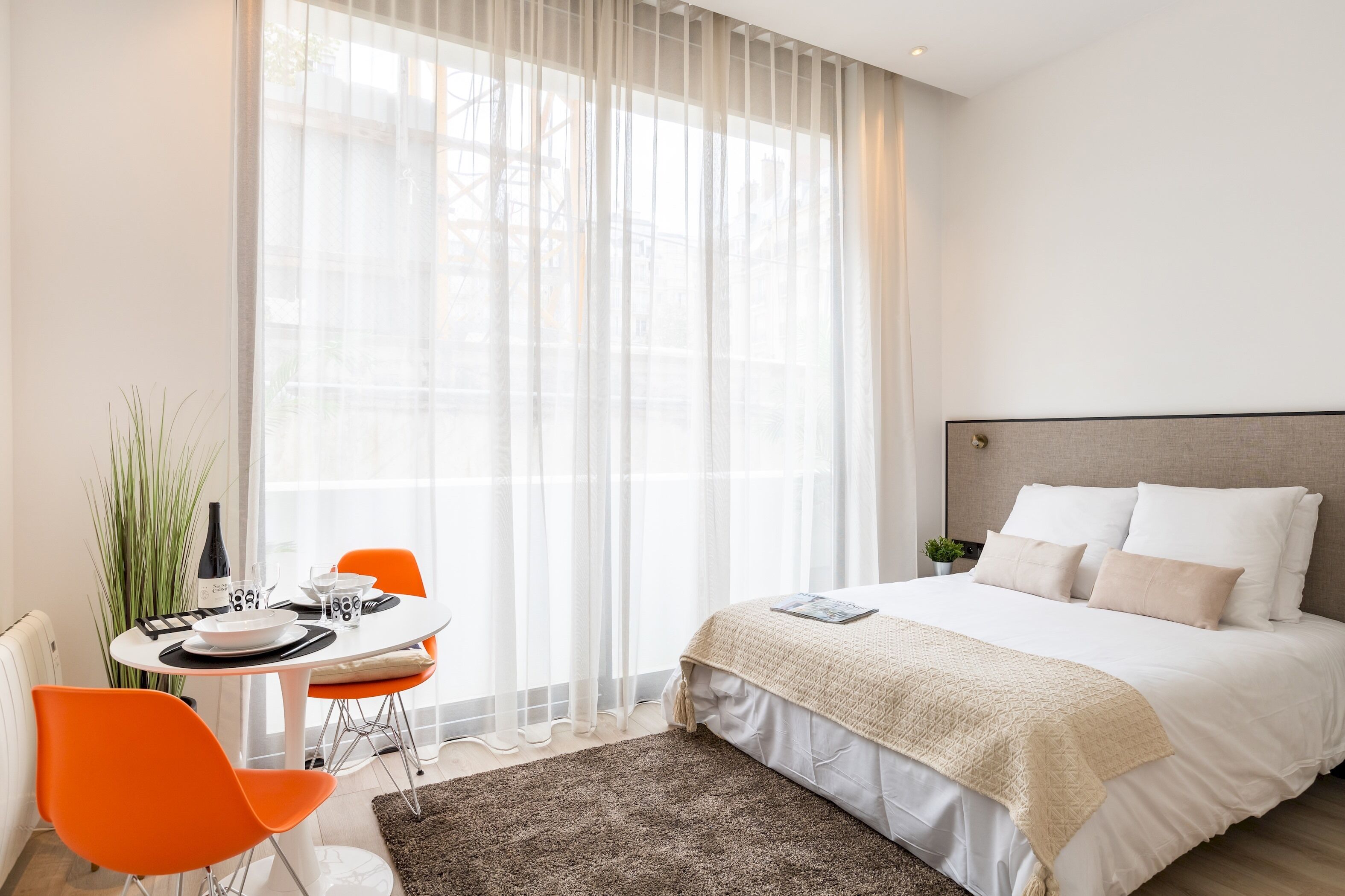 Bureau, fer et planche à repasser, accès Internet, draps fournis