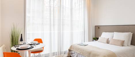 Bureau, fer et planche à repasser, accès Internet, draps fournis