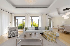 TV - Exclusive Villa w/ Private Pool, Garden & Beach (Dubai)