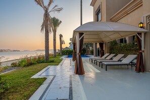 Terrace/patio - Exclusive Villa w/ Private Pool, Garden & Beach (Dubai)