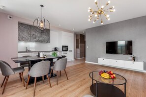 Departamento Royal | Área de sala de estar | Televisión LED de 55 pulgadas con canales por cable y televisión 