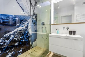 Superior-Apartment | Badezimmer | Dusche, Haartrockner, Handtücher, Seife