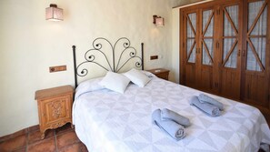 3 bedrooms, iron/ironing board, free WiFi, bed sheets