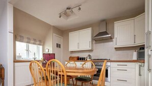 Comfort Apartment, 3 Bedrooms | In-room dining