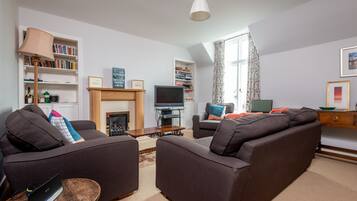 Comfort-Apartment, 3 Schlafzimmer | Wohnbereich | Flachbildfernseher