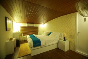 Blackout curtains, soundproofing, iron/ironing board, free WiFi - Best Kerala Houseboat (Ambalapuzha)
