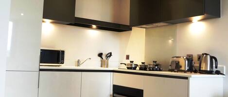 Refrigerador, microondas, horno y parrilla de estufa