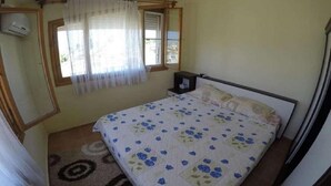 Villa | Een bureau, gratis wifi, beddengoed