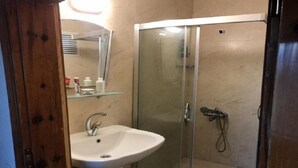 Villa | Badkamer | Een douche, een regendouche, handdoeken