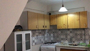 Villa | Privékitchenette | Een koelkast met diepvriezer, een kookplaat, een vaatwasser