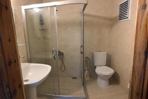 Villa | Bathroom | Shower, rainfall showerhead, towels - KU009 by Villaofsummer (Kusadasi)