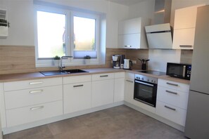 Fridge, microwave, oven, stovetop - Hello and welcome to the Deichtraum! (Dangast)