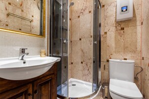 Apartamento, 1 quarto | Banheiro | Chuveiro, produtos de toalete grátis, secador de cabelo 