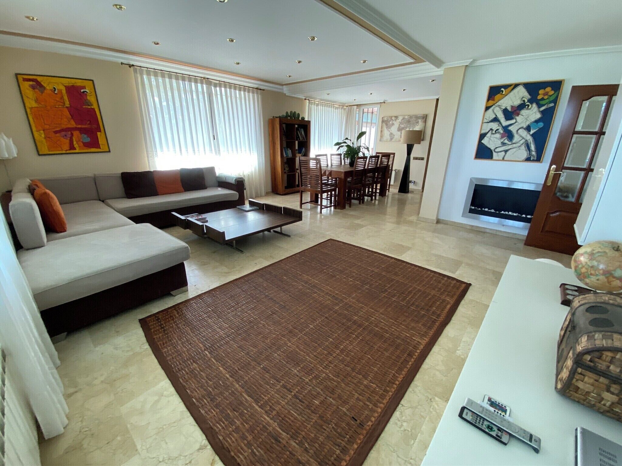 Télévision, cheminée, table de tennis de table, chaîne hi-fi