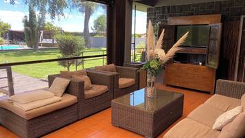 Televisión, chimenea, tenis de mesa y estéreo