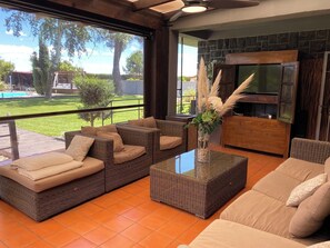 Télévision, cheminée, table de tennis de table, chaîne hi-fi