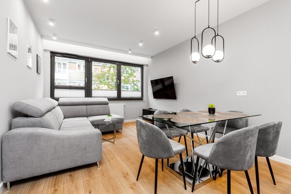 Design-huoneisto | Olohuone | 55–tuumainen LED-televisio, jossa kaapelikanavat