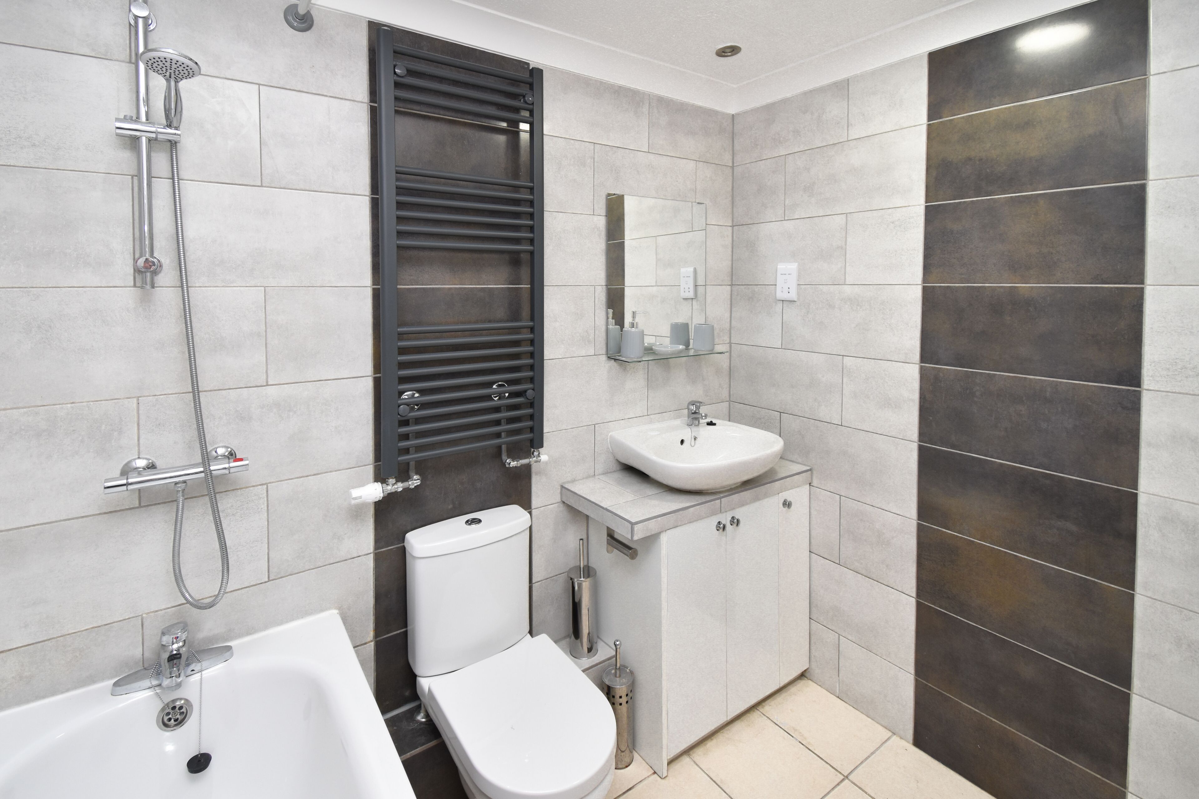 House, 6 Bedrooms | Bilik Mandi | Gabungan pancuran/tab mandi, kelengkapan dandanan diri percuma 