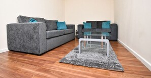 House, 6 Bedrooms | Living area - Oldbrook House (Milton Keynes)