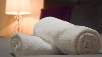 House, 6 Bedrooms | Desk, iron/ironing board, free WiFi, bed sheets