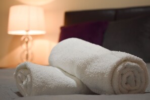 House, 6 Bedrooms - Oldbrook House (Milton Keynes)