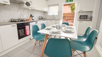 House, 6 Bedrooms | In-room dining