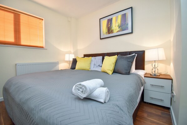 House, 6 Bedrooms - Oldbrook House (Milton Keynes)