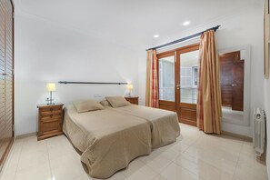 3 chambres, coffres-forts dans les chambres, fer et planche à repasser