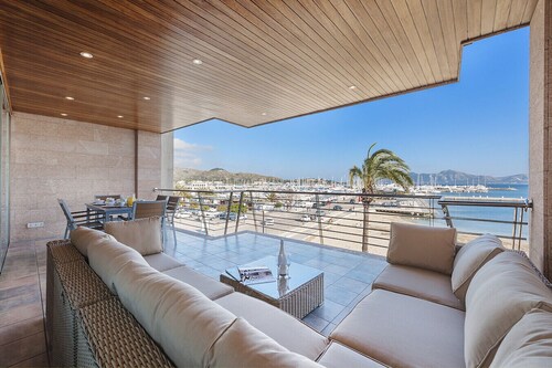 Vistamar II frontline sea Apt. in a prime location in Puerto Pollensa