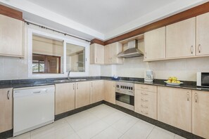 Jääkaappi, mikroaaltouuni, uuni, astianpesukone