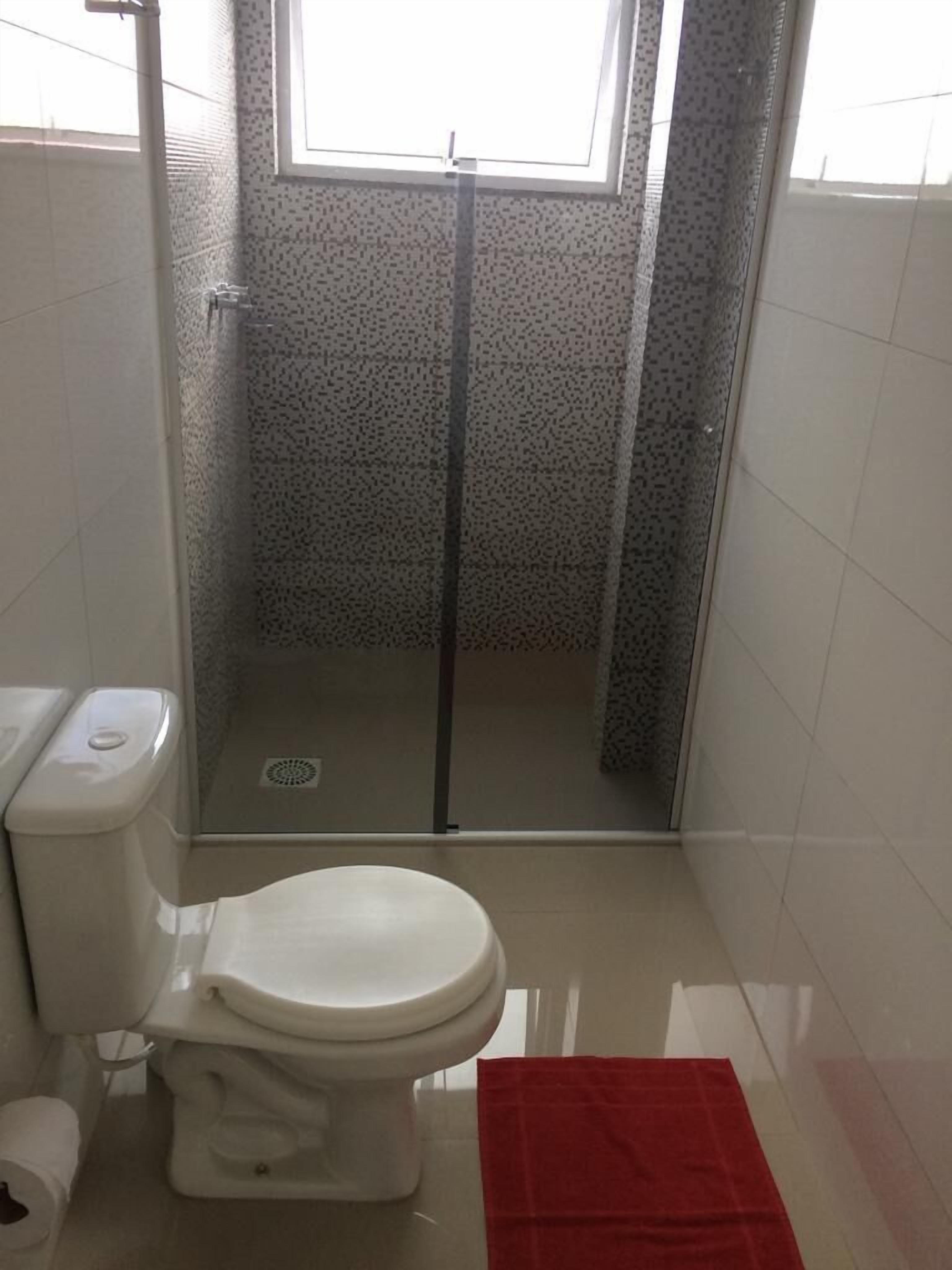 Quarto casal superior | Banheiro | Chuveiro, toalhas de banho, sabonete 