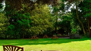 A park with picnic tables and benches. - Heatherlie House Hotel (Selkirk)