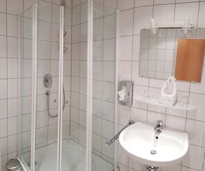 Shower, hair dryer, towels - Hotel Zehntscheune (Sinsheim)