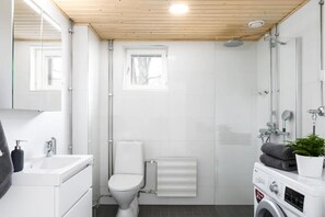 Douche, sĂšche-cheveux, serviettes fournies, savon