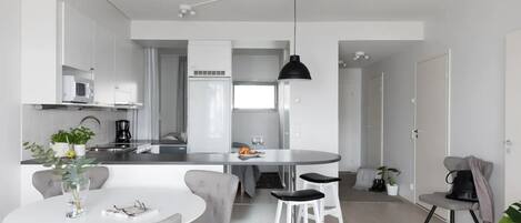 Refrigerador, microondas, horno, placa de cocina