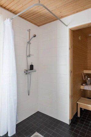 Douche, sèche-cheveux, serviettes fournies, savon