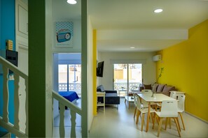 Casa Standard | Area soggiorno | TV a schermo piatto