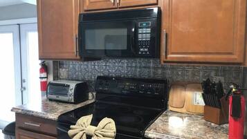 House (3 Bedrooms) | Private kitchen | Oven, stovetop, dishwasher, coffee/tea maker