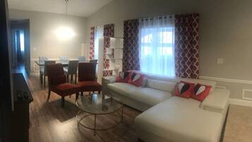 House (3 Bedrooms) | Living room