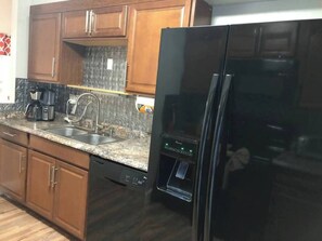 House (3 Bedrooms) | Private kitchen | Oven, stovetop, dishwasher, coffee/tea maker - 6150 Sandcrest · New! Walk to Universal. Sleep 9. Near Disney (Orlando)