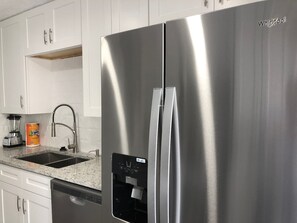 Căn hộ (3 Bedrooms) | Bếp riêng | Tủ lạnh, lò vi sóng, lò nướng, bếp nấu