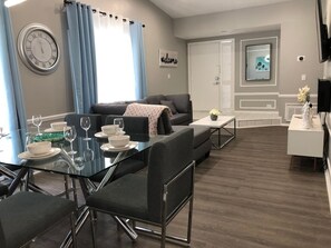 Apartment (3 Bedrooms) | In-room dining