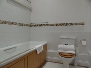 Bañera con ducha, secador de pelo, toallas, jabón