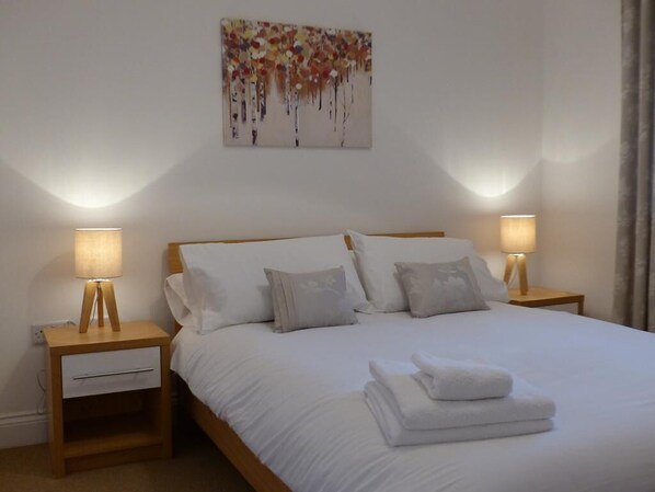 2 habitaciones, tabla de planchar con plancha, wifi y ropa de cama