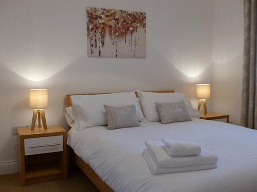 Executive 2 Bedroom 2 Bathroom Apartment - Basingstoke Serviced Apartment