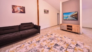 Villa - 4 soveværelser | Stue | LCD-tv, pejs