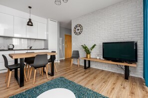 Apartment | Living room | 43-inch LED TV with cable channels, TV - Frey Homes Suite - Blisko plazy (Gdansk)